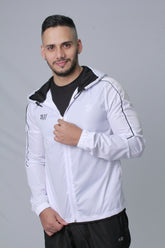 CHAQUETA MANGA LARGA TIPO ROMPEVIENTOS CON CAPUCHA