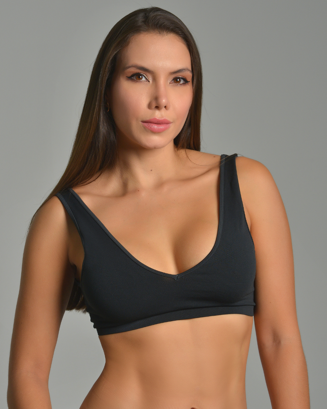 TOP LISO CARGADERA ANCHA NEGRO