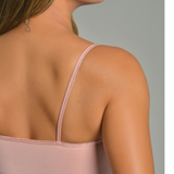 TOP DE TIRAS LISO CON BRILLO ROSA