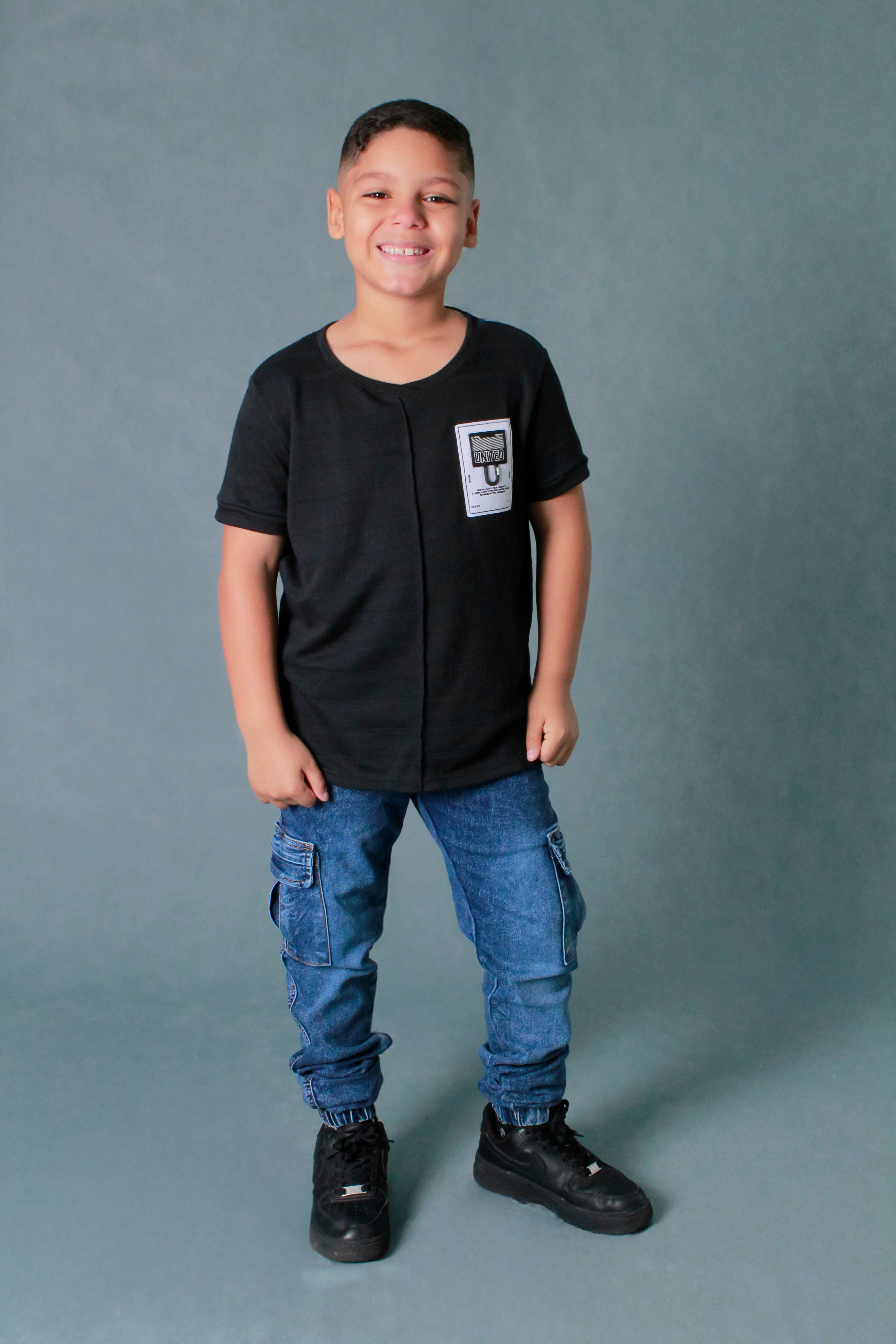 CAMISETA NINO EN TEXTURA CON CARGOS