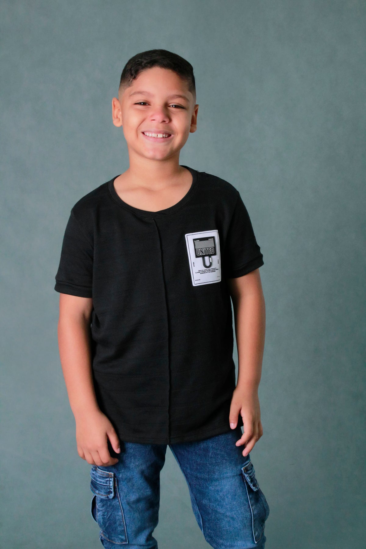 CAMISETA NINO EN TEXTURA CON CARGOS