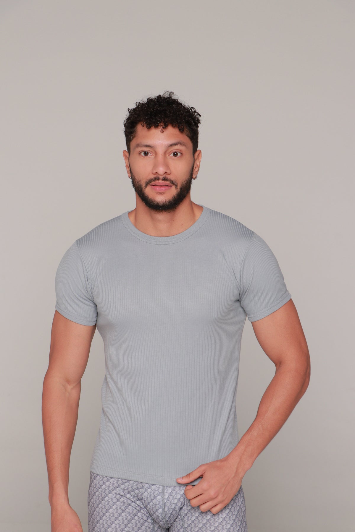 CAMISETA BÁSICA AS GRIS