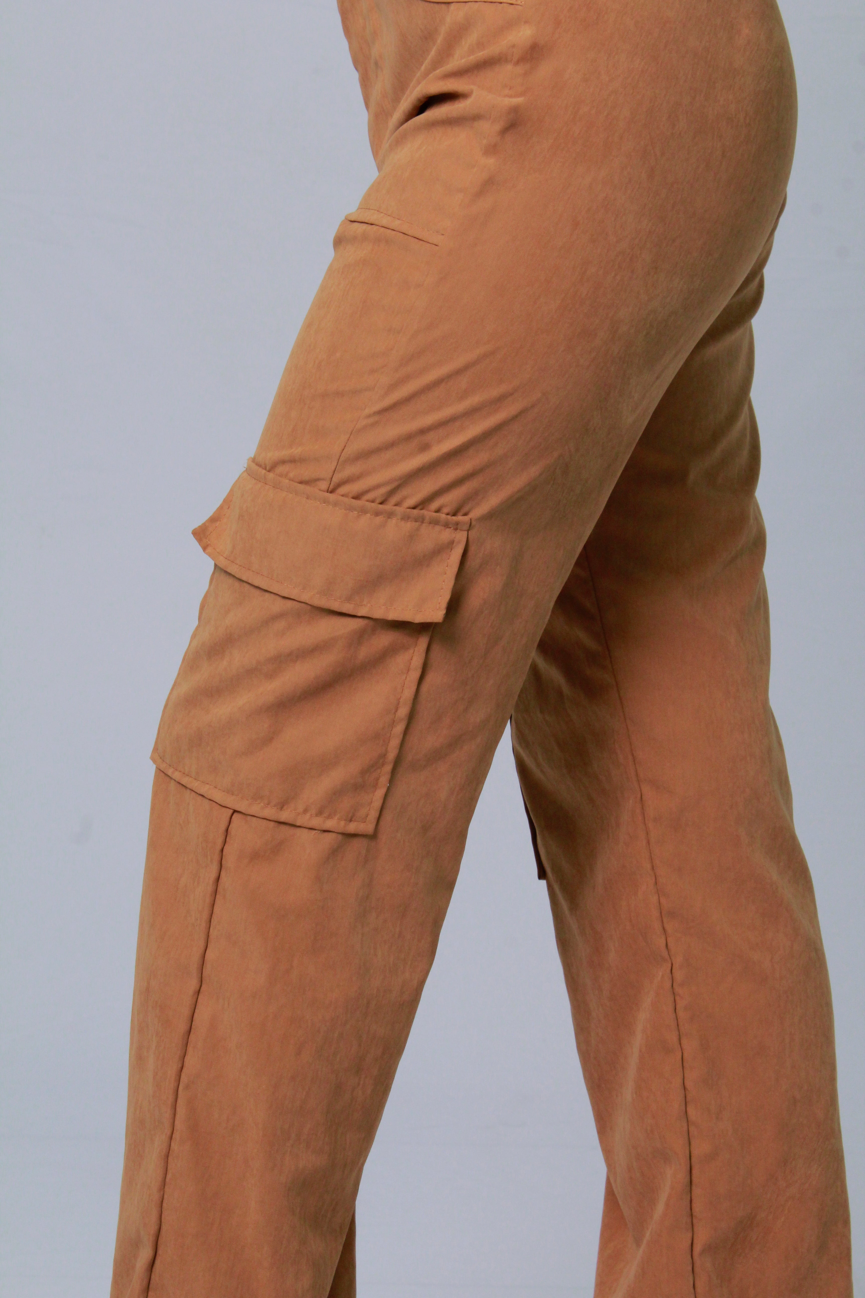 Pantalón tipo cargo bota recta